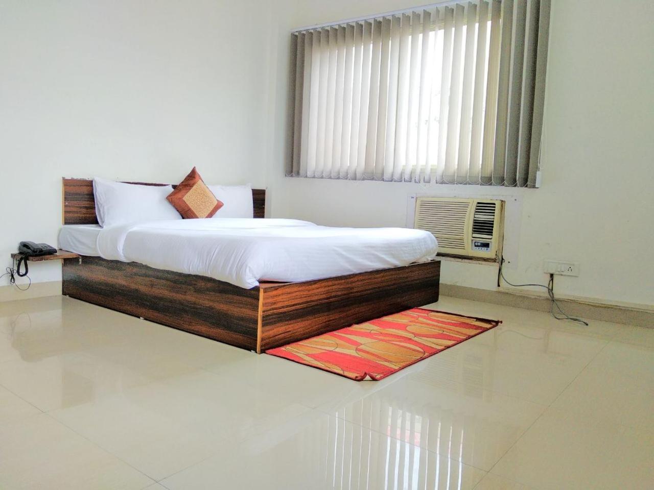 The Radiance Suites And Apartment Ню Делхи Екстериор снимка