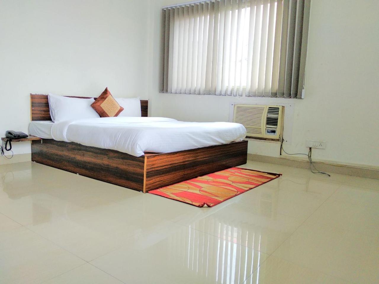 The Radiance Suites And Apartment Ню Делхи Екстериор снимка